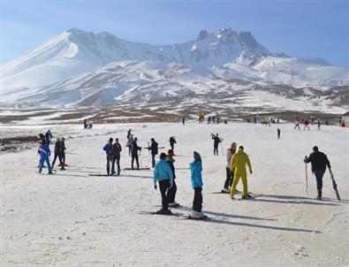 Erciyes'te Snow Academia Kayak Kursu Açıldı