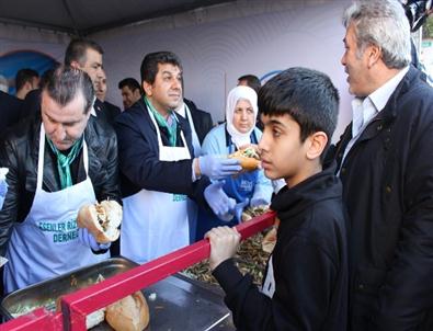 Esenler'de 5 Ton Hamsi Ücretsiz Dağıtıldı