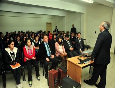 Rektör Battal, Kendisine Yılbaşı Kartı Gönderen Öğrencileri Ziyaret Etti