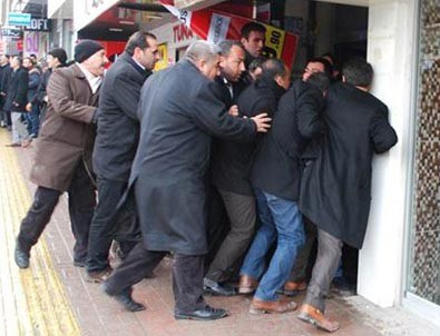 AK Parti'li adaya taşlı saldırı