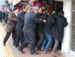 VAN BELEDİYE BAŞKANI - AK Parti'li adaya taşlı saldırı