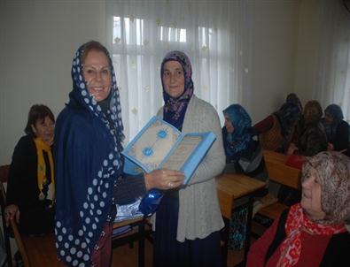 Chp’li Başkanın Eşine Başörtüsü ve Kur’an-ı Kerim Hediye Ettiler