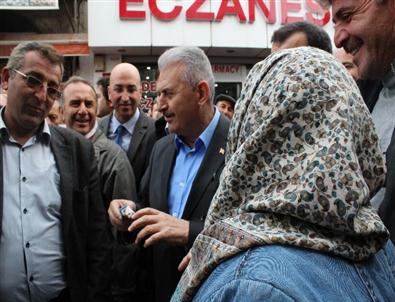 Binali Yıldırım Vatandaşın Sigarasını Aldı