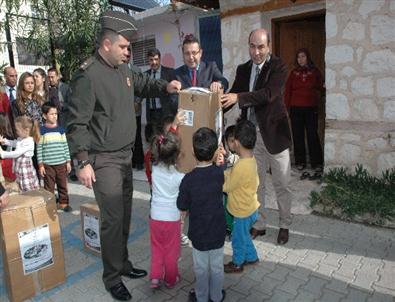 Boyları Kadar Kolileri Van’a Gönderdiler