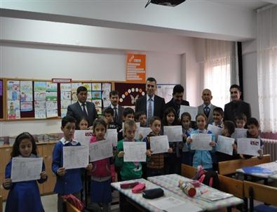 Demirci Kaymakamı Sezgin Karne Dağıttı