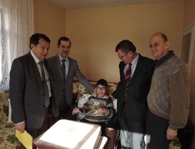 Engelli Öğrenciye Karnesi Evinde Teslim Edildi