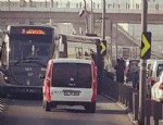 METROBÜS DURAĞI - Metrobüs E5'e daldı!