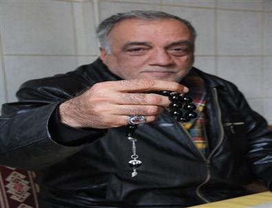 Emekli Öğretmen Balkonuna 'Artık Oy Yok' Pankartı Astı