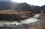 ÇORUH NEHRİ - Kömür Yüklü Kamyon Asma Köprüden Geçmeye Çalışınca