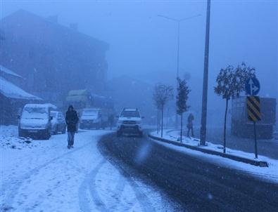 Hakkari’de Kar Yağışı ve Sis Etkili Oldu