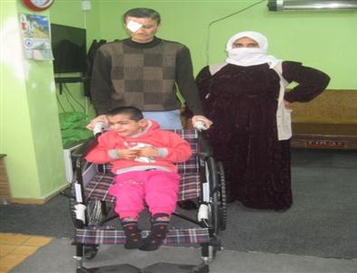 Annesine Aldığı Tekerlekli Sandalyeyi 6 Yaşındaki Felçli Kıza Hediye Etti