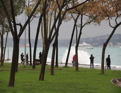 Lodos Nedeniyle Boğaz’da Dev Dalgalar Oluştu