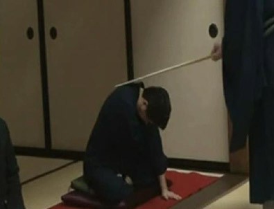 Japonya Başbakanı'na rahiplerden dayak