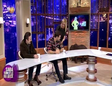 Saba Tümer, Mehmet Aslan'ın kaslarını kontrol etti