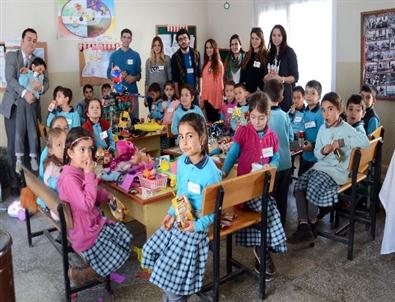 Unutulan Oyuncaklar Köy Çocuklarının Elinde Hayat Buldu