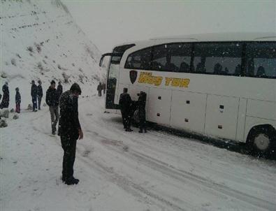 Yolcu Otobüsü Bariyerlere Çarparak Durabildi