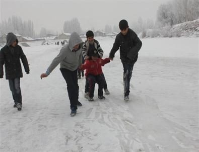 Buz Tutan Nehirde Futbol Maçı
