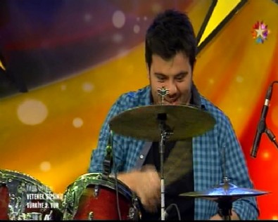 Eser Yenenler'den Baterist Baha Bayırlı taklidi