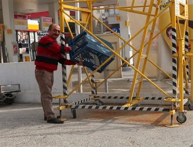 Hayvansever Simitçi Aç Kalan Kuşları Besliyor