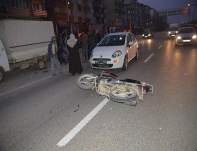 Park Halindeki Kamyonete Çarptı