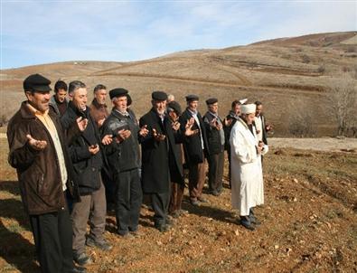 Yozgat’ta Çiftçiler Kar Duasına Çıktı