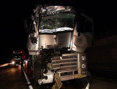 Bilecik'te Kimyasal Yüklü Tır Kamyona Çarptı Açıklaması