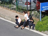 Gülben Ergen çocuklarıyla kaldırımda kaldı