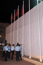 Bayrağı İndirmeye Çalışanları Polis Engelledi