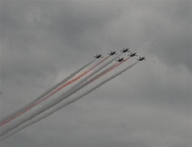 Türk Yıldızları'ndan Bursa'da Nefes Kesen Gösteri