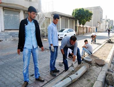 İdil’de Aydınlatma Direkleri Tahrip Edildi