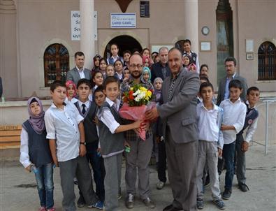 Kula'da İmam Hatip Ortaokulu Öğrencilerinden Kutlama