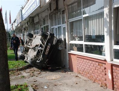 Taklalar Atan Otomobil, Yerel Gündem Binasının Camına Dayanıp Durabildi