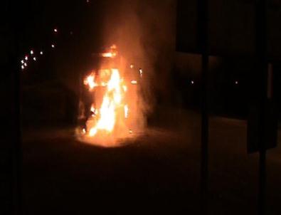 Seyir Halindeki Kamyonet Alev Alev Yandı