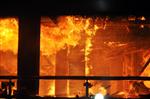 Düzce’nin En İşlek Caddesinde Çıkan Yangın Korkulu Saatler Yaşattı