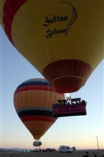 Kapadokya'da Balonlar Meme Kanserine Dikkat Çekmek İçin Havalandı