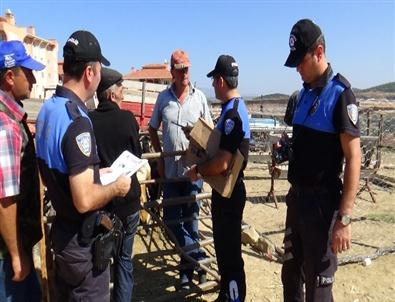 Toplum Destekli Polis, Hayvan Pazarında Satıcılara Sahte Para Hakkında Bilgi Verdi