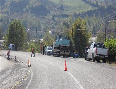 Sağlıkçıların Bulunduğu Otomobile Kamyonet Çarptı Açıklaması