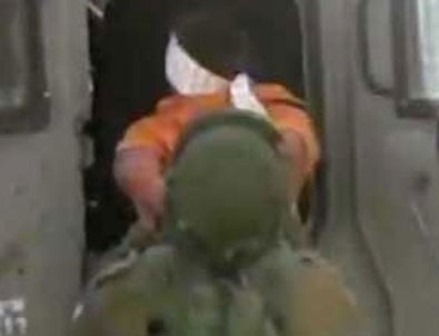 İsrail askerleriden engelli çocuğa kelepçe