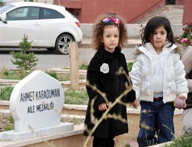 Van Depremi'nin Simgesi ‘azra Bebek’ Babasının Mezarını Ziyaret Etti
