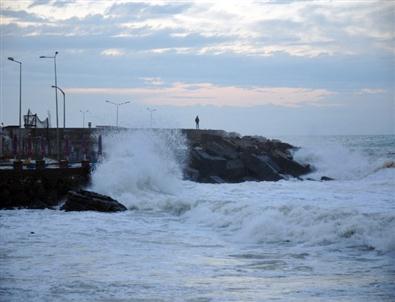 Karadeniz'de Dev Dalgalar Kıyıları Dövüyor
