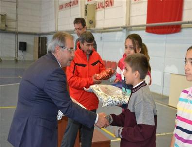 Başarılı Öğrencilere Ödülleri Dağıtıldı