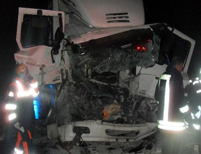 Canlı Yayın Aracı Tır'la Çarpıştı, 2 Yaralı