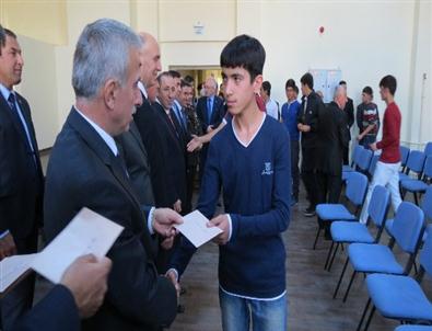 Vali Kamçı, Yetiştirme Yurdundaki Gençlere Bayram Harçlığı Dağıttı