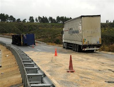 Kaza Yapan Tır Gümrük Memurlarını Bekliyor