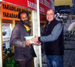 Çöplerden Kitap Topluyor