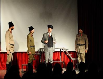 'Şu Çılgın Türkler' Çeşme'de Ayakta Alkışlandı