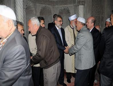 Bakan Yıldız, Bayram Namazını Hunat Camii’nde Kıldı