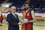 Başkan Kurt’tan Basketbolcuya Ödül