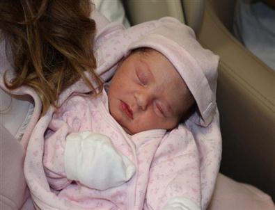 Cesur Anne Bebeğini Suda Kendi Doğurdu