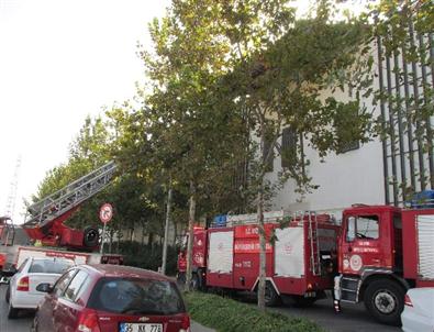 Alışveriş Merkezinde Aspiratör Alev Aldı, İtfaiye Alarma Geçti